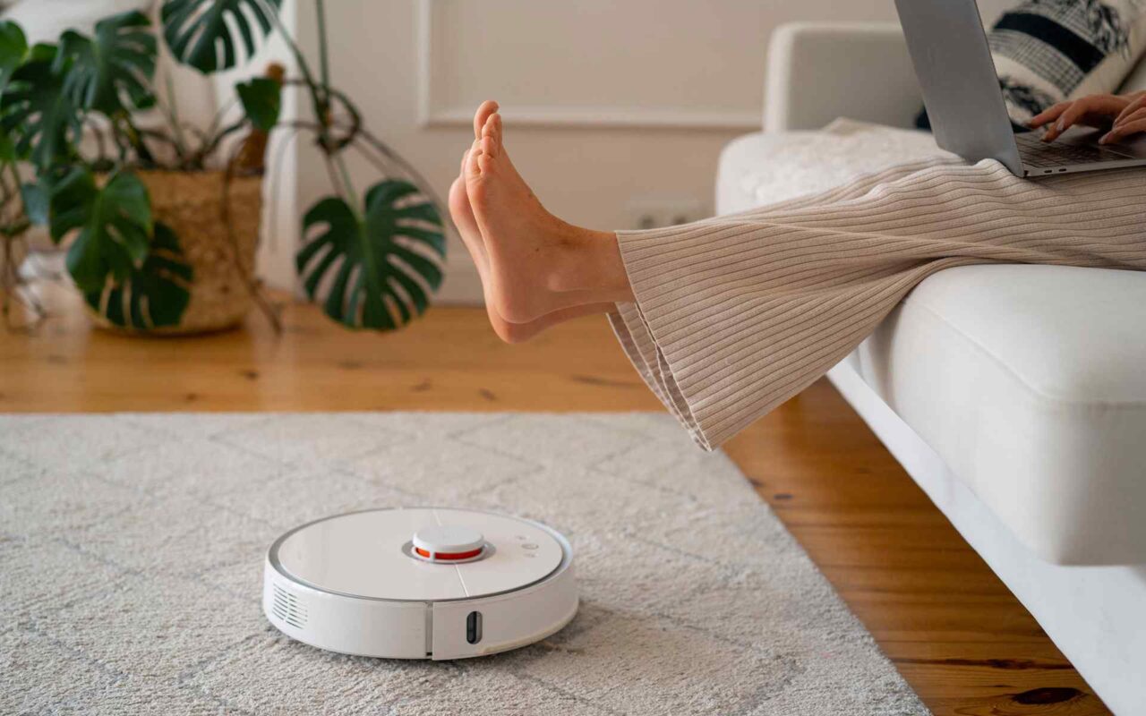 Best Robot Vacuums for Pet Hair in 2025